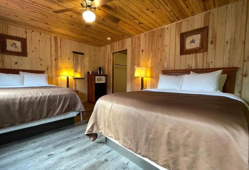 غرفة قياسية رباعية, Four Seasons Lodge