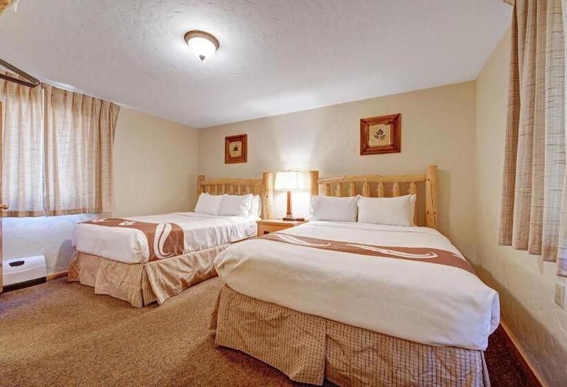 شقة غرفة واحدة, Four Seasons Lodge