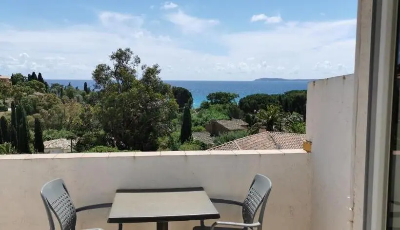 اتاق استاندارد با بالکن و چشم‌انداز دریا, Hôtel Beau Site