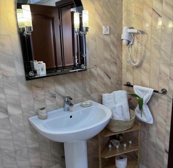 غرفة قياسية مزوَّدة بجاكوزي, Cetatea Medievala