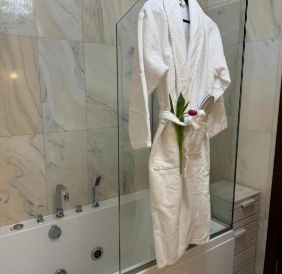 غرفة قياسية مزوَّدة بجاكوزي, Cetatea Medievala