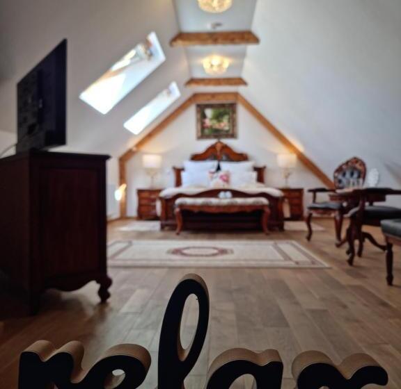 جناح ديلوكس, Cetatea Medievala