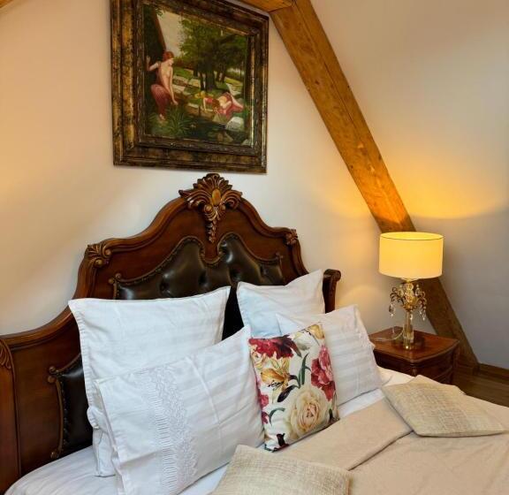 جناح ديلوكس, Cetatea Medievala