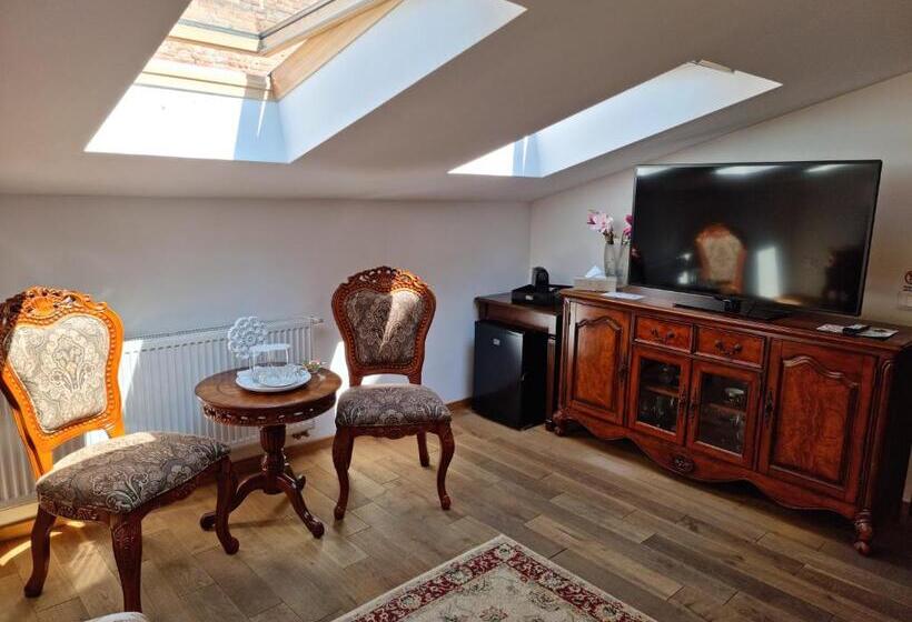 جناح جونيور عائلى, Cetatea Medievala