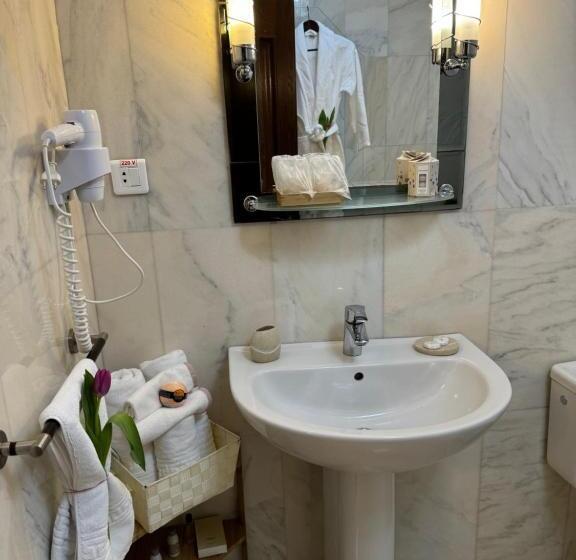 جناح جونيور عائلى, Cetatea Medievala