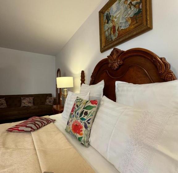 غرفة عائلية, Cetatea Medievala