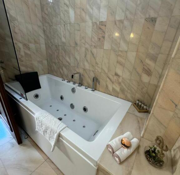 جناح ديلوكس, Cetatea Medievala