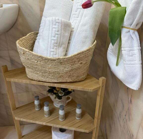 جناح جونيور عائلى, Cetatea Medievala