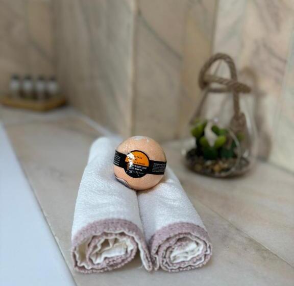 جناح جونيور عائلى, Cetatea Medievala