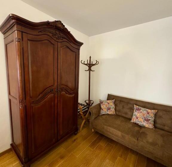 غرفة عائلية, Cetatea Medievala