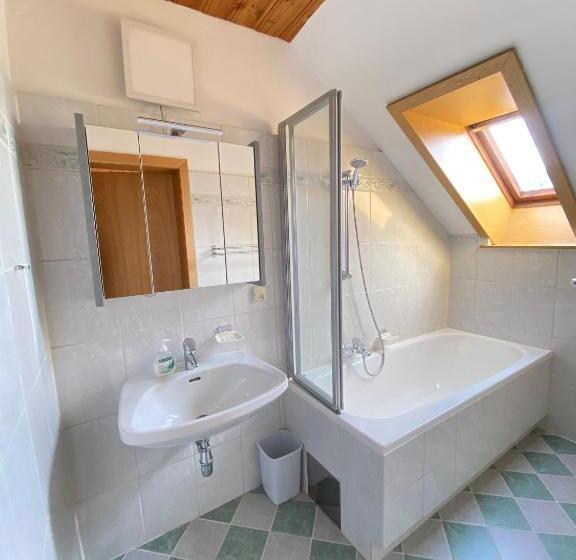 バルコニー付きスタンダードトリプルルーム, Frühstückspension Ochnerbauer