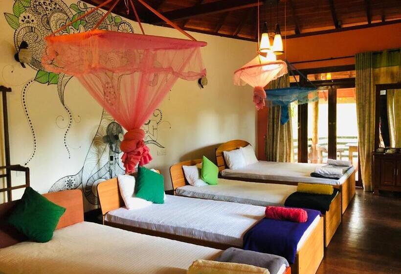 Quarto Familiar, Little Folly