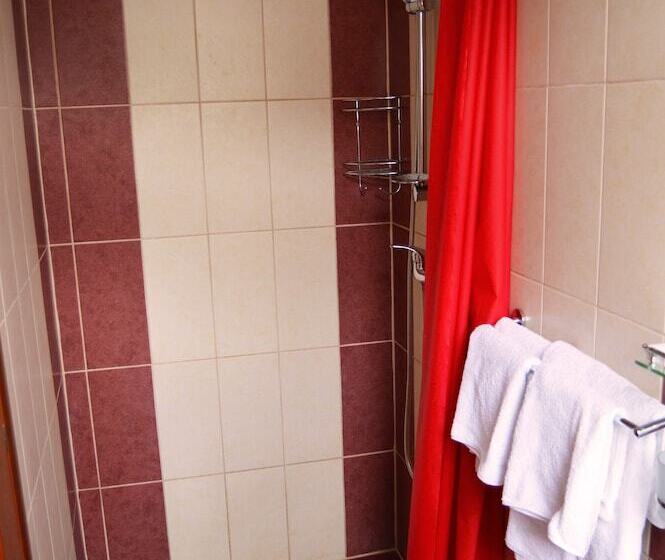 חדר בסיסי לשלושה, Venesis House