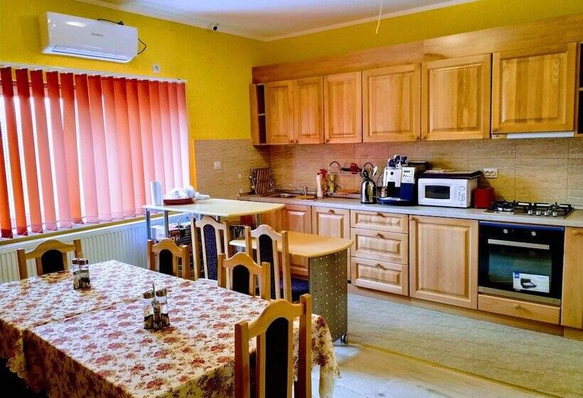 חדר בסיסי לארבעה, Venesis House