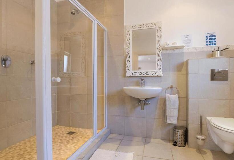 غرفة عائلية مطلّة علي الحديقة, Russells On The Port