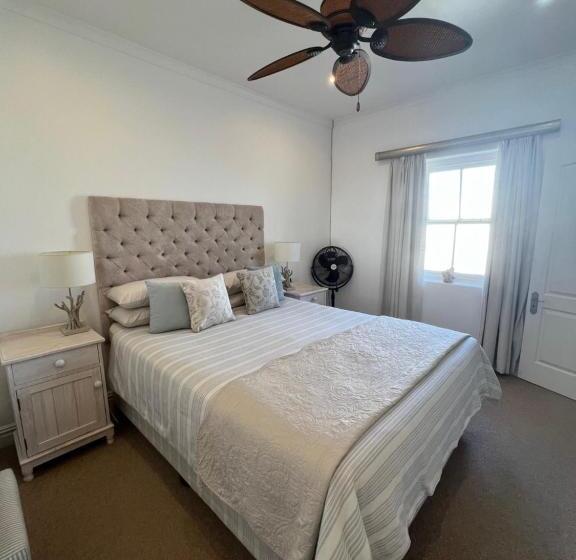 غرفة ديلوكس, Russells On The Port