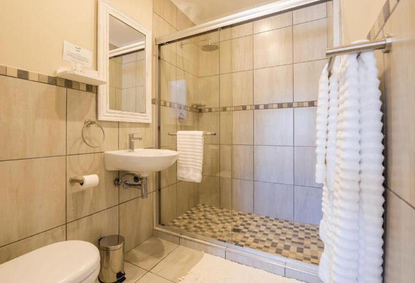 غرفة كومفورت, Russells On The Port