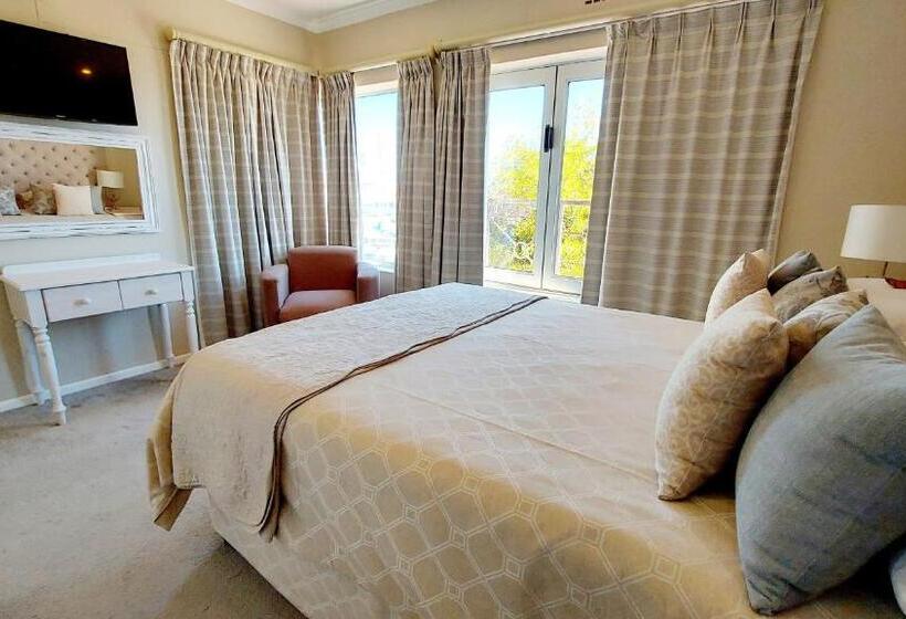 غرفة كومفورت, Russells On The Port