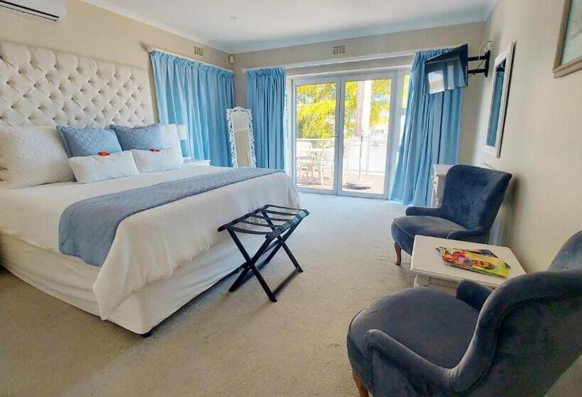 غرفة كومفورت, Russells On The Port