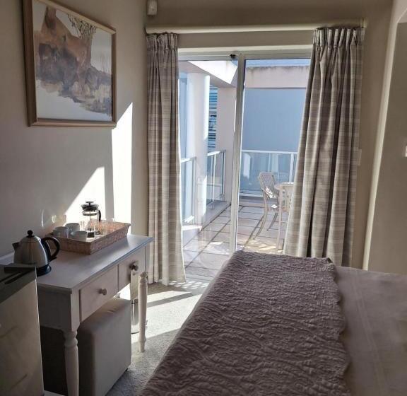 غرفة قياسية مزوَّدة بشُرفة, Russells On The Port