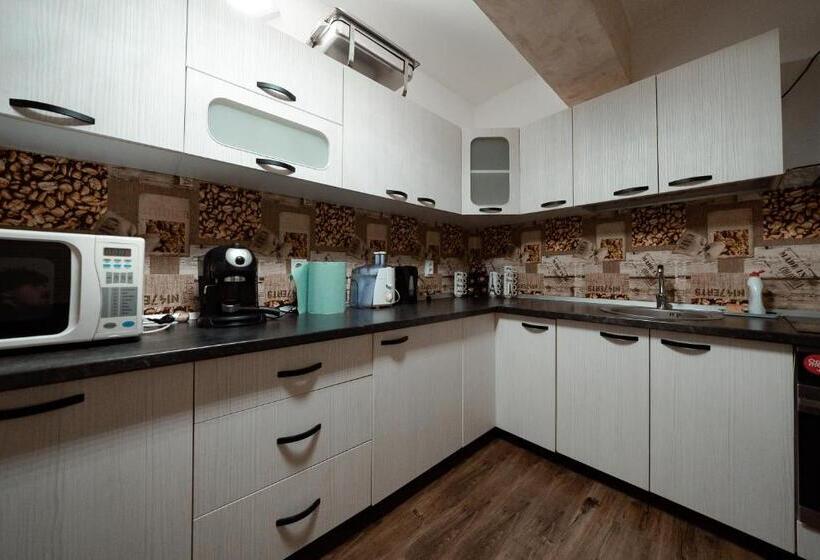 غرفة عائلية, Quantum House