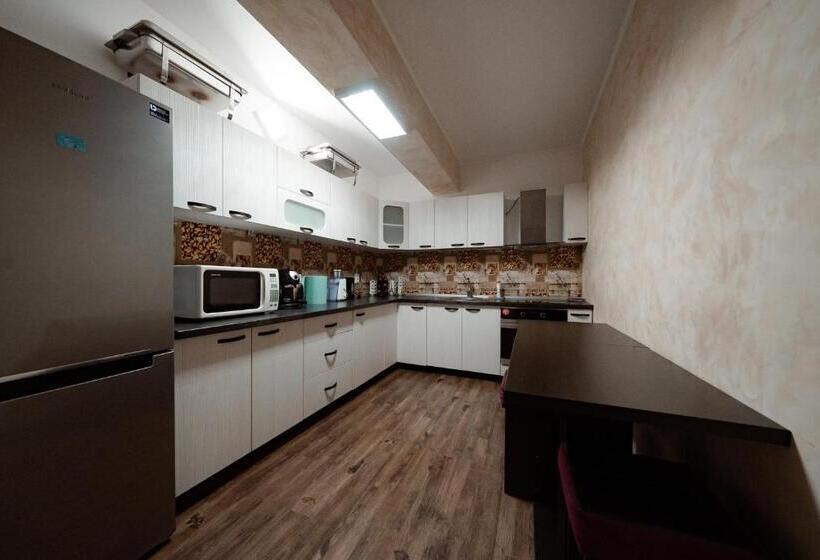 غرفة عائلية, Quantum House