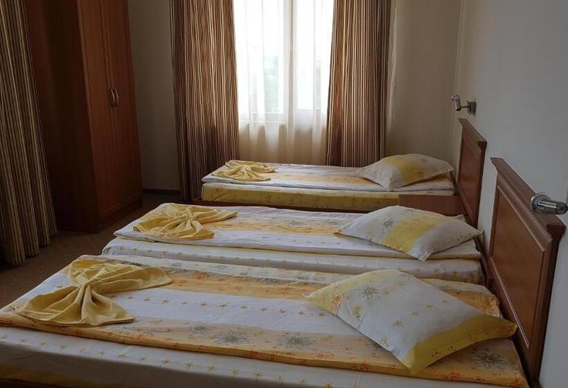 스탠다드 트리플 룸, Guest House Markovi Aheloy