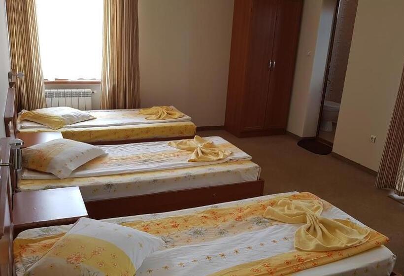חדר לארבעה סטנדרטי עם נוף לגינה, Guest House Markovi Aheloy