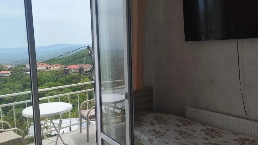 اتاق استاندارد سه تخته با بالکن, Guest House Alazani Valley