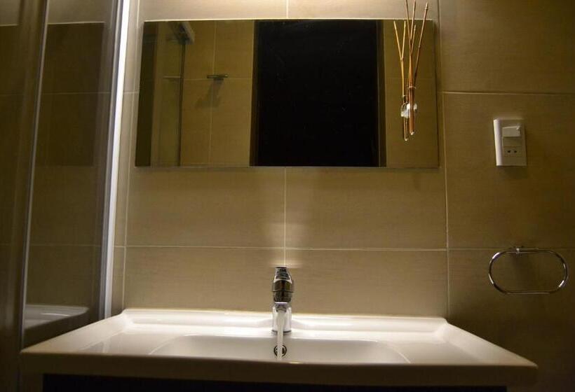 اتاق لوکس با تخت بزرگ, Onkel Inn Wagon Sleepbox Uyuni