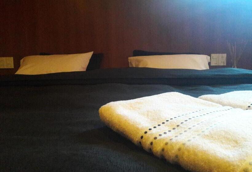 اتاق لوکس با تخت بزرگ, Onkel Inn Wagon Sleepbox Uyuni