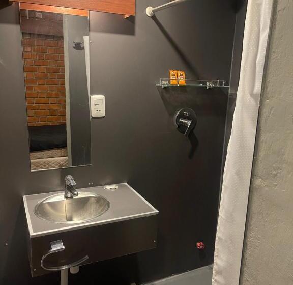 اتاق استاندارد یک نفره, Onkel Inn Wagon Sleepbox Uyuni