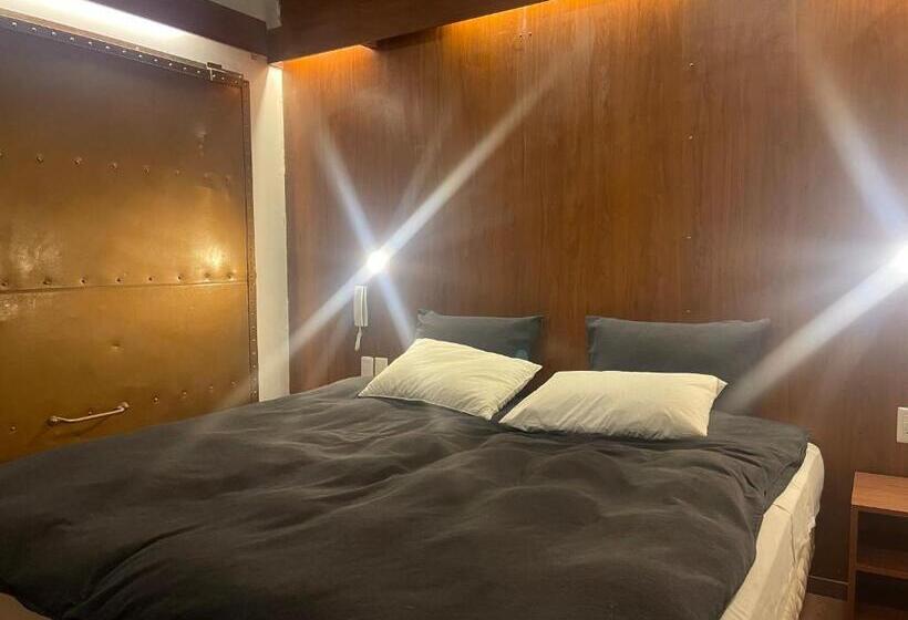 اتاق خانوادگی, Onkel Inn Wagon Sleepbox Uyuni