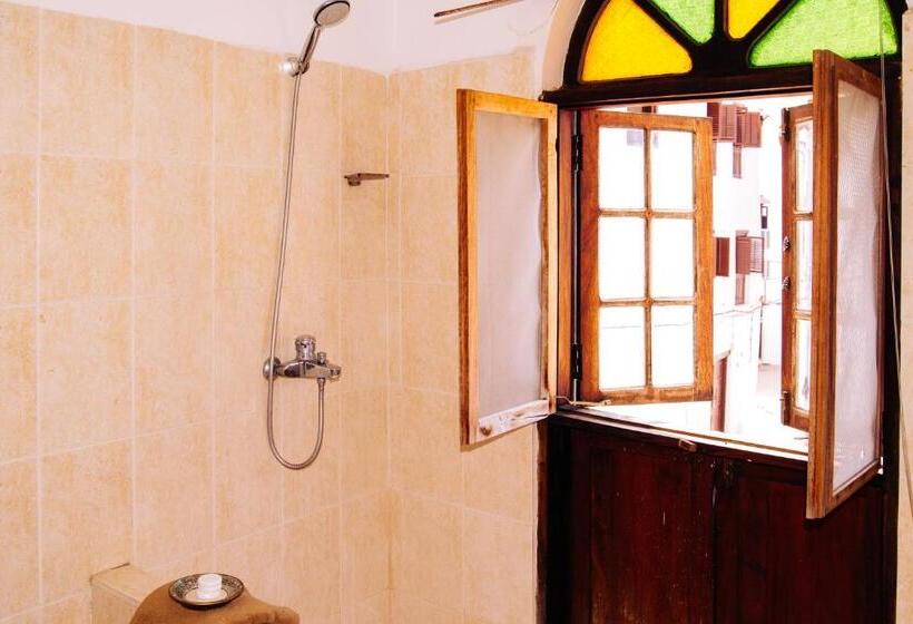 标准间, Abuso Inn