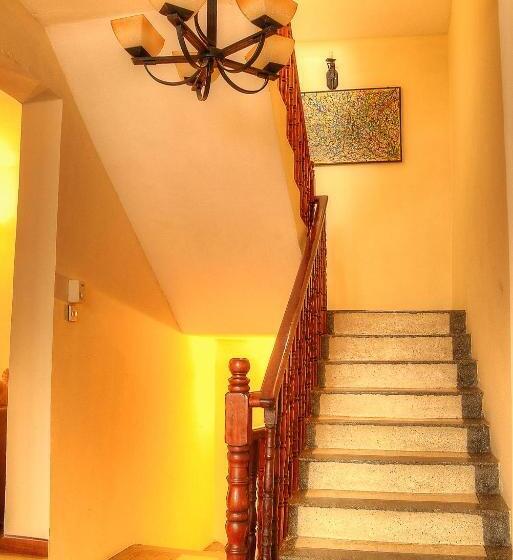 标准三人间, Abuso Inn