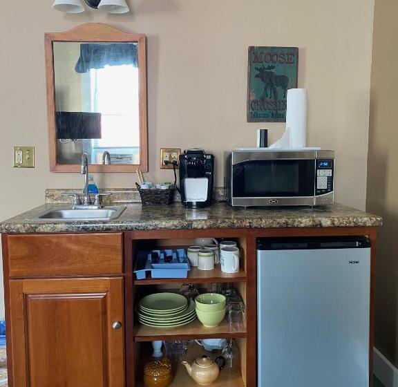 جناح جونيور, Bristol Suites