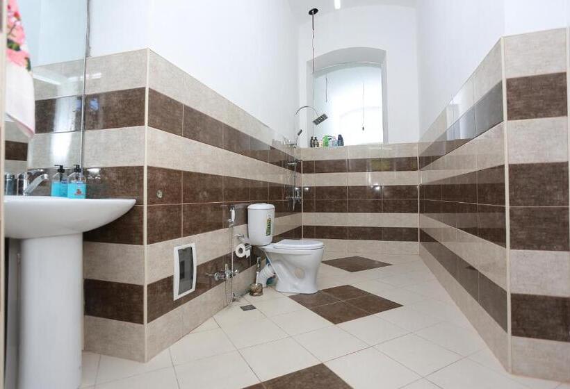 اتاق اکونومی, Ilham Mustafa Houses