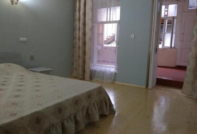 اتاق اکونومی, Ilham Mustafa Houses