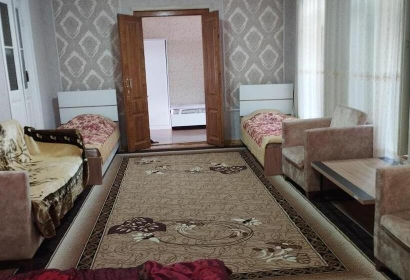 اتاق خانوادگی, Ilham Mustafa Houses