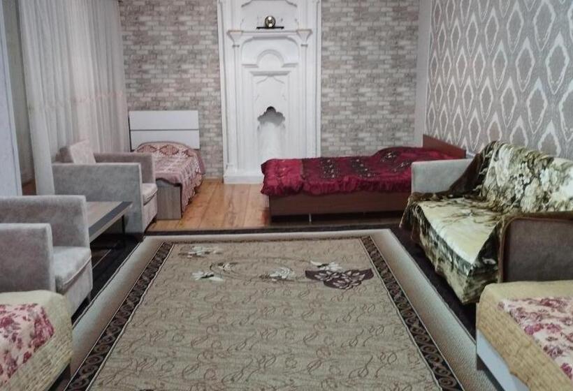 اتاق خانوادگی, Ilham Mustafa Houses