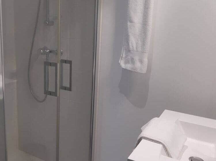 スタンダードルーム, De La Croix De Malte