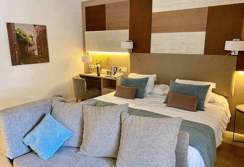 جناح جونيور, Soller Plaza