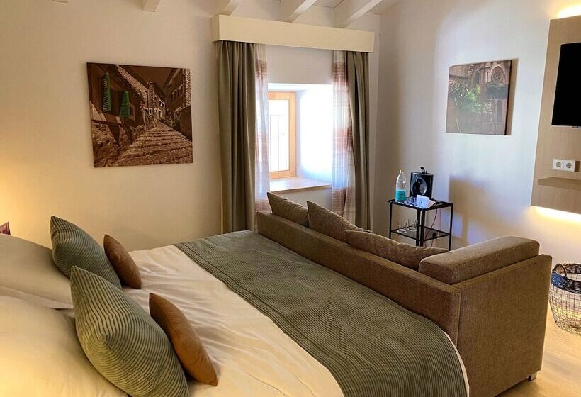 جناح جونيور, Soller Plaza