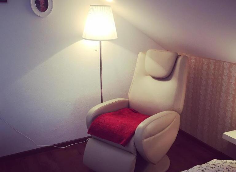 اتاق لوکس با تخت بزرگ, Samarin črnomelj