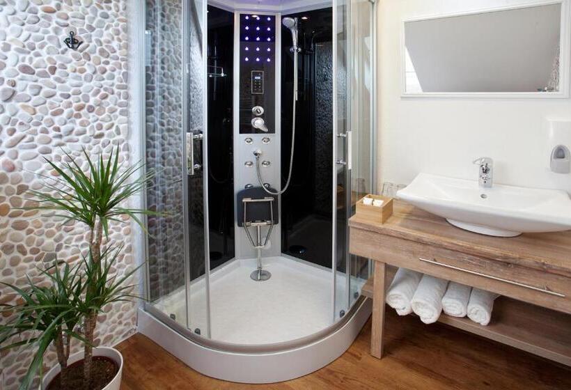 اتاق لوکس با تخت بزرگ, Samarin črnomelj