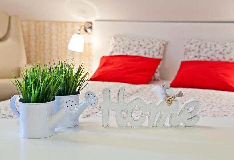 اتاق لوکس با تخت بزرگ, Samarin črnomelj