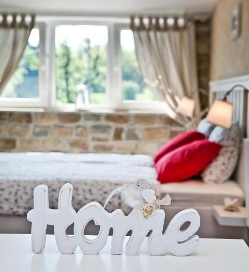 اتاق لوکس, Samarin črnomelj