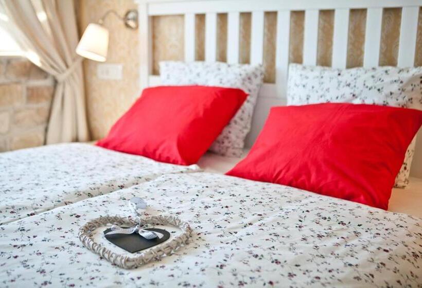 اتاق لوکس, Samarin črnomelj