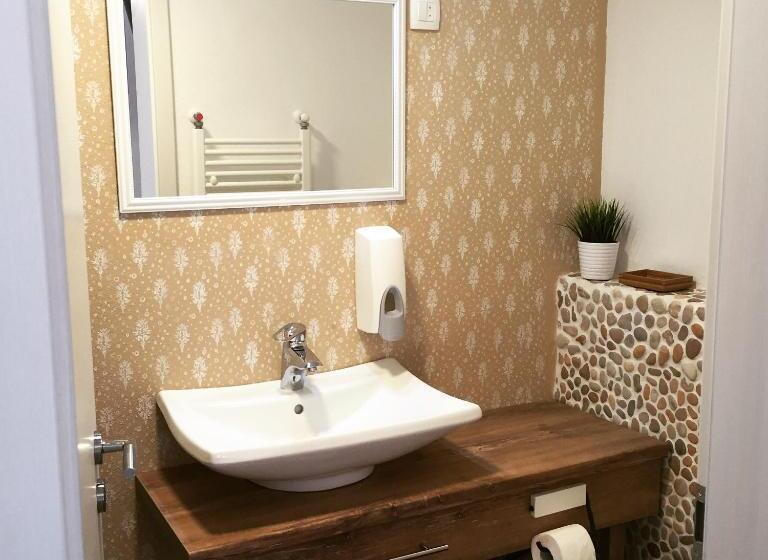 اتاق اکونومی, Samarin črnomelj