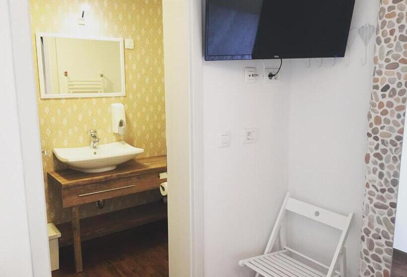 اتاق اکونومی, Samarin črnomelj